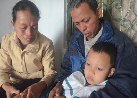 Gia đình chị Hạnh bất lực, chỉ biết ôm con khóc