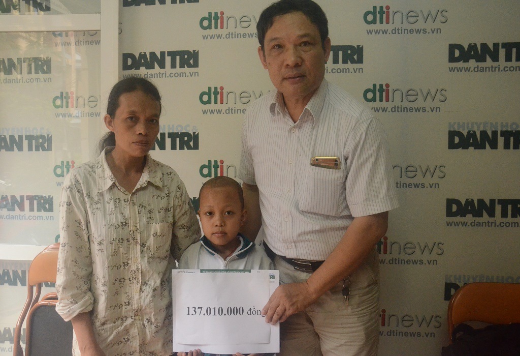 Gia đình chị Hạnh bất lực, chỉ biết ôm con khóc