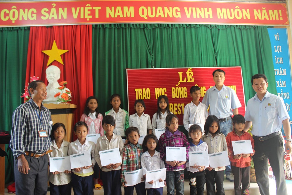 Grobest phối hợp với báo Dân trí, Quỹ KHVN trao 75 suất học bổng đến học sinh nghèo Lâm Đồng - 2 Đại diện công ty Grobest trao 75 suất học bổng cho các em học sinh 2 xã nghèo nhất tỉnh Lâm Đồng
