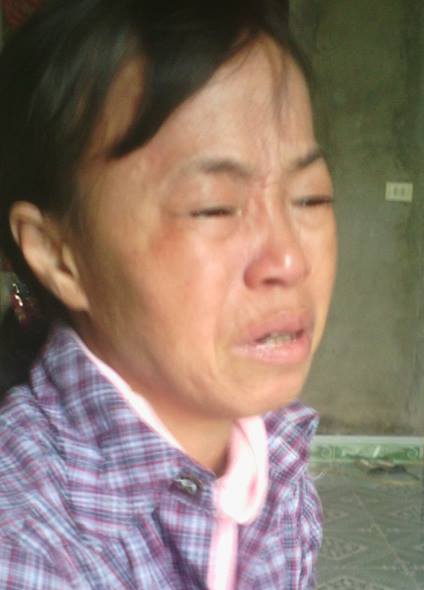 Cha bất ngờ đột tử, mẹ và 3 con rơi cảnh khốn cùng - 2 Người mẹ nhạt nhòa nước mắt khi nghĩ đến tương lai của 3 đứa con hiếu học