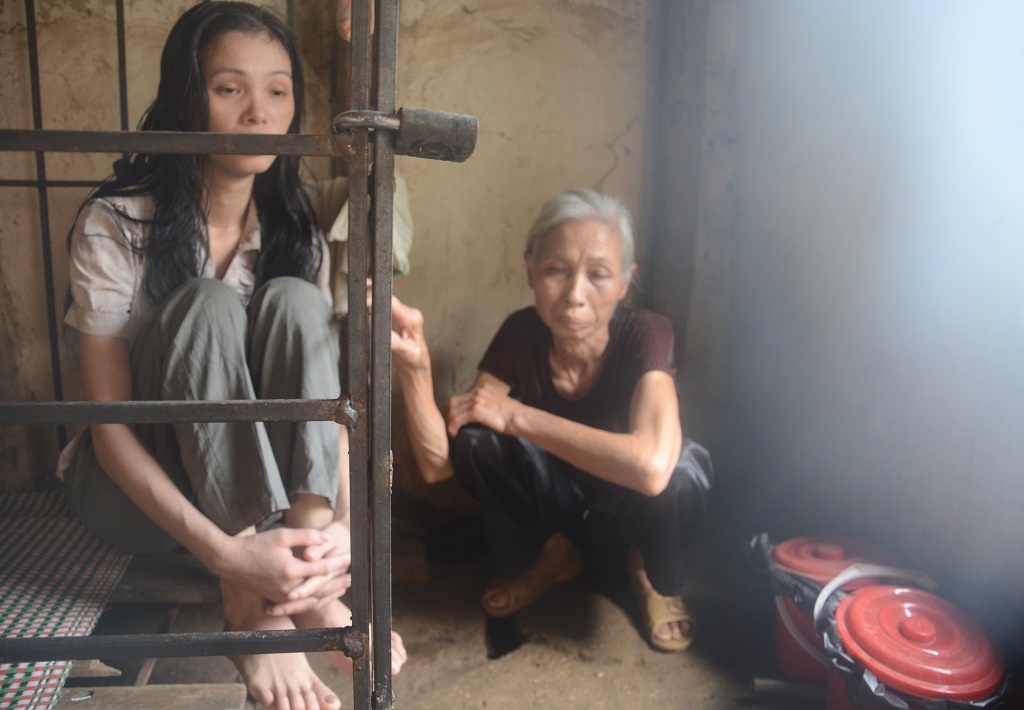 Tự tay giam con trong lồng sắt, trái tim người mẹ già như bị ai bóp nghẹt.