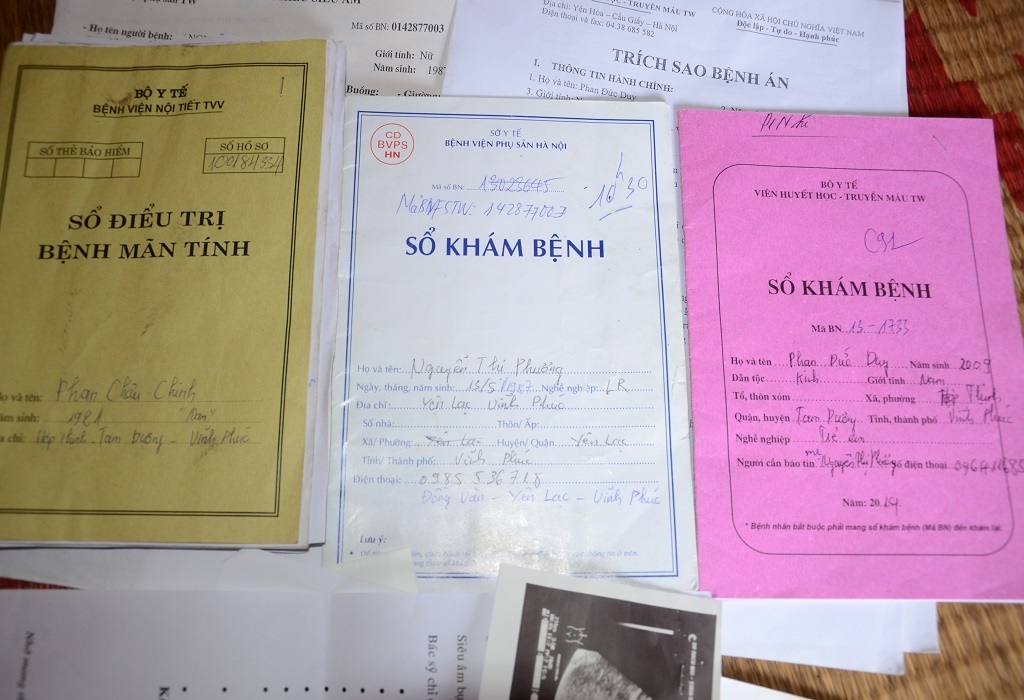Nhà có 5 người, thì 3 người bị bệnh với hồ sơ bệnh án của bố mẹ và cháu Duy.