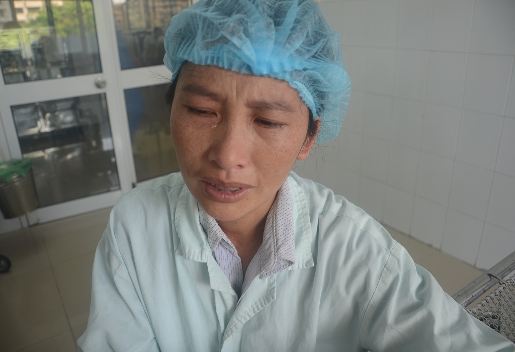 Những giọt nước mắt đau đớn, bất lực lăn dài trên gương mặt người mệ nghèo khó  