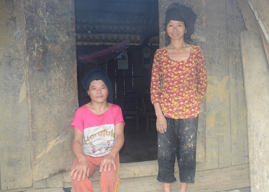 2 người đàn bà điên này ngày ngày chỉ biết đi lang thang, đói bụng thì mò về nhà.