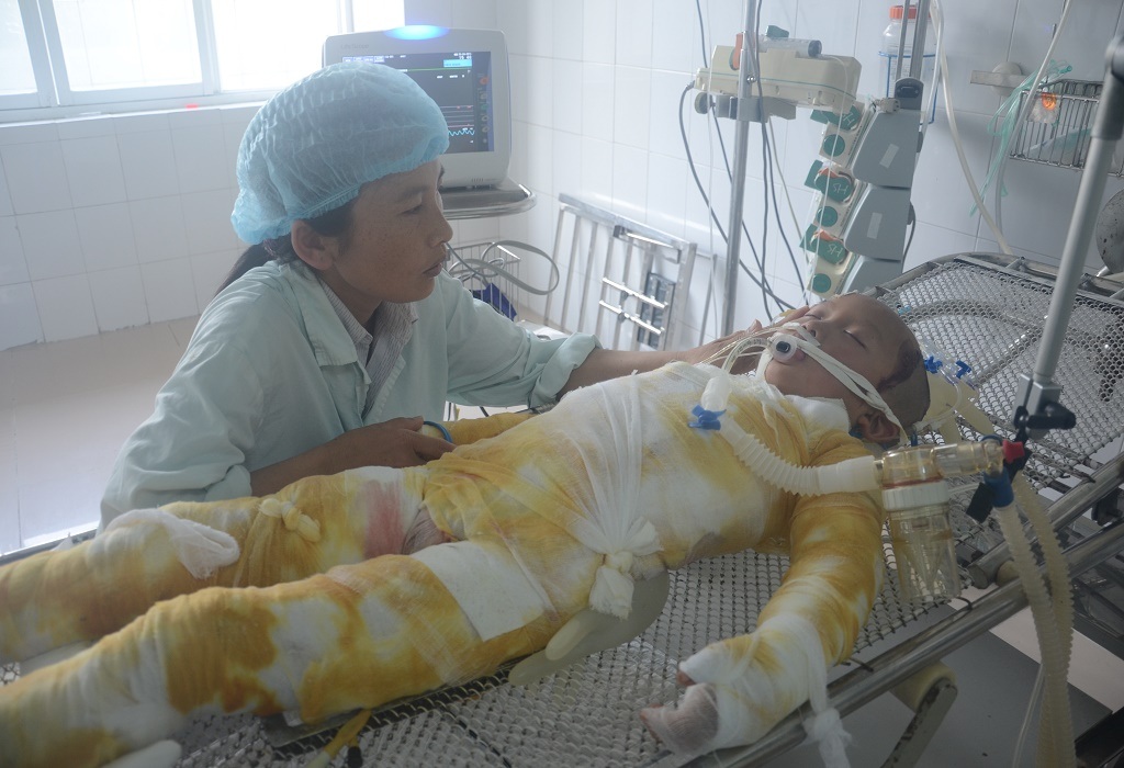 Những giọt nước mắt đau đớn, bất lực lăn dài trên gương mặt người mệ nghèo khó  