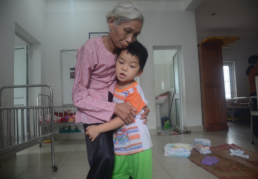 Bà cháu gặp nhau mừng mừng tủi tủi, thằng cháu cứ bám riết không muốn rời bà