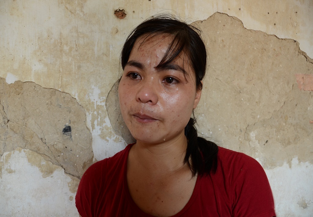 Người mẹ thương con đến quặn lòng, cũng chỉ biết nhìn con đau đớn trong vô vọng