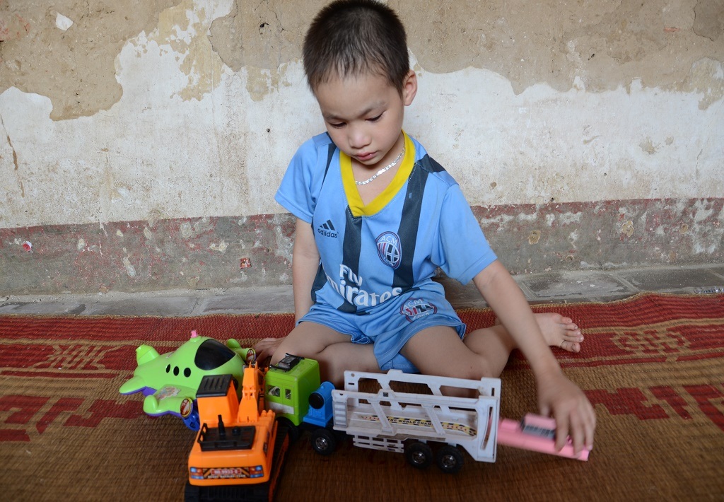 Những lúc bớt đau đớn bé Duy tinh nghịch bên đồ chơi các nhà hảo tâm tặng các lần em lên viện.