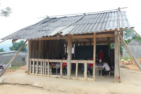 Khởi công xây dựng 3 phòng học Dân trí ở điểm trường Nà Cóc - 1 Phòng học trống trước hở sau của các em học sinh điểm trường Nà Cóc đã bị tháo dở