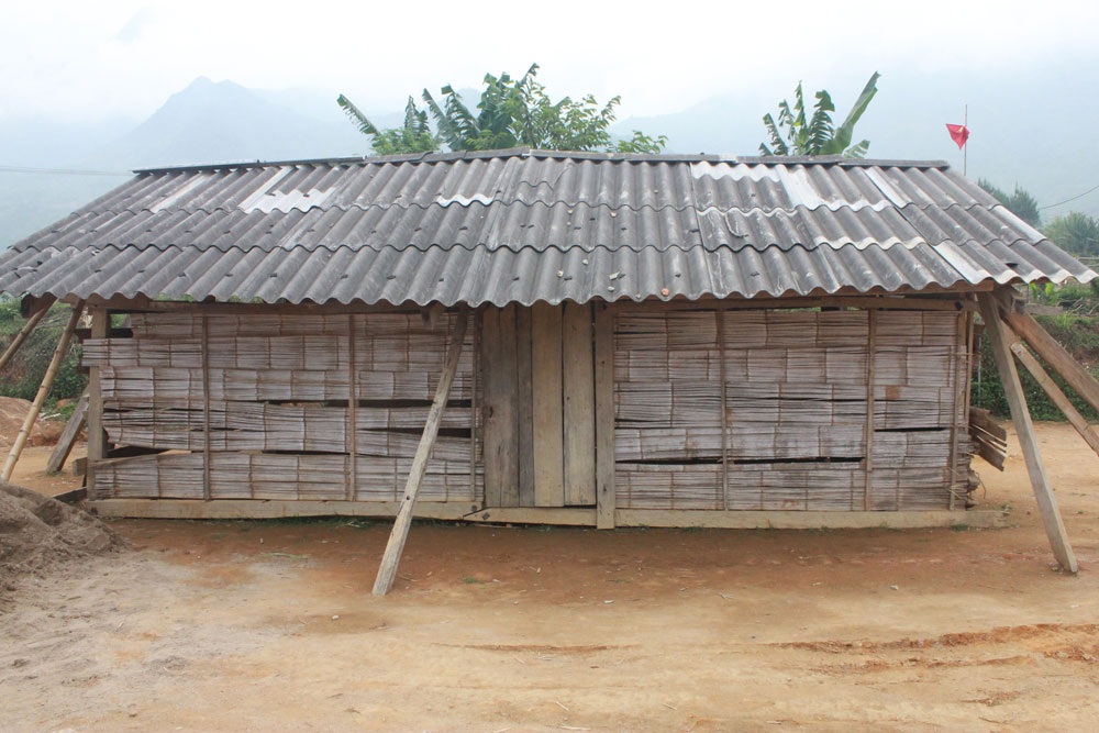 Khởi công xây dựng 3 phòng học Dân trí ở điểm trường Nà Cóc - 2 Phòng học trống trước hở sau của các em học sinh điểm trường Nà Cóc đã bị tháo dở