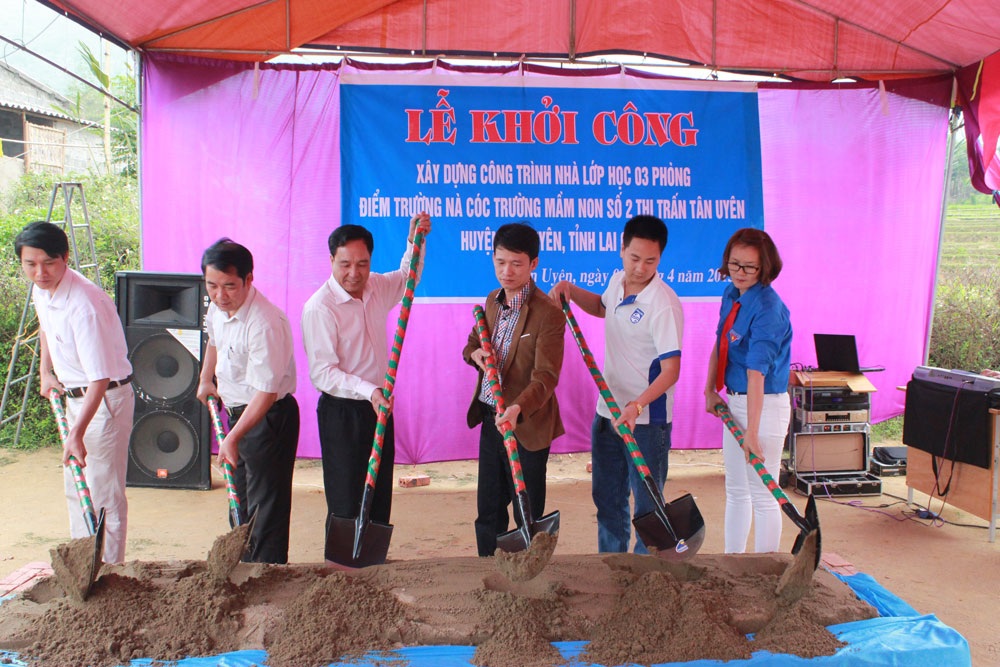Khởi công xây dựng 3 phòng học Dân trí ở điểm trường Nà Cóc - 8 Khởi công xây dựng 3 phòng học Dân trí ở điểm trường Nà Cóc