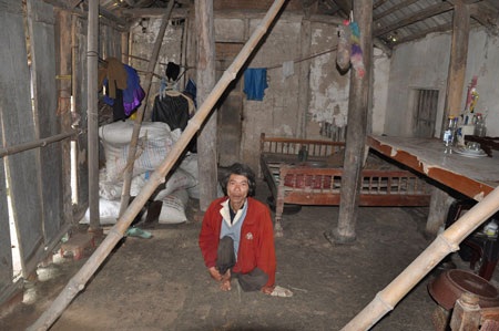 Lời hứa xây nhà cho anh Ngô Trung Sổng bị lãng quên - 2 Anh Sổng trong ngôi nhà xập xệ, đổ nát hồi tháng 1/2015 khi lần đầu tiên PV Dân trí đến thăm anh