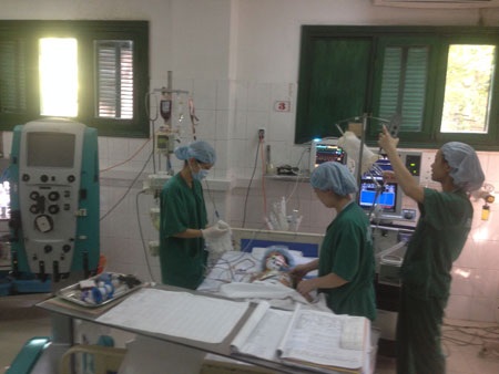 Ca phẫu thuật tim cho bé Thanh Mai bước đầu thành công - 1 Bé Thanh Mai sau ca phẫu thuật tim kéo dài 6 tiếng đồng hồ đã được chuyển sang phòng hậu phẫu