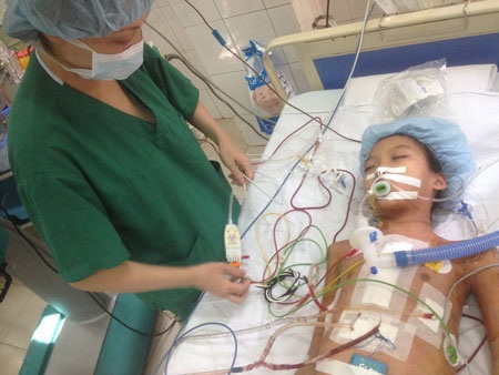 Ca phẫu thuật tim cho bé Thanh Mai bước đầu thành công - 2 Bé Thanh Mai sau ca phẫu thuật tim kéo dài 6 tiếng đồng hồ đã được chuyển sang phòng hậu phẫu