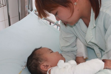 Ngã vào nồi nước sôi, bé 21 tháng tuổi nguy kịch - 4 Rồi lại thiếp đi vì đau đớn