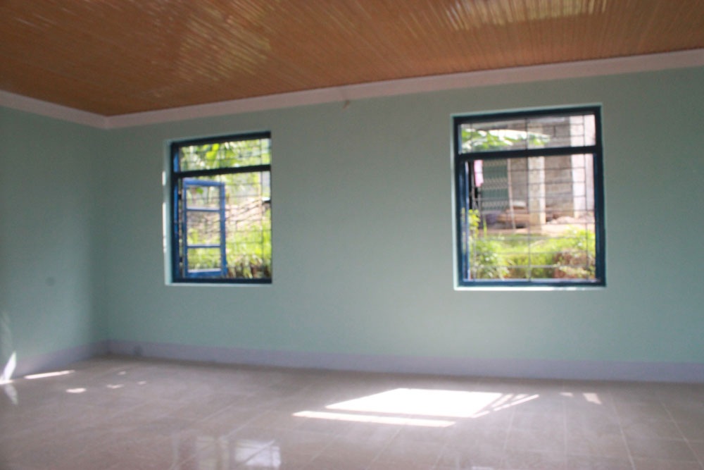 Tường được sơn sạch đẹp, nền nhà lát gạch hoa, trần lợp tôn chống nóng