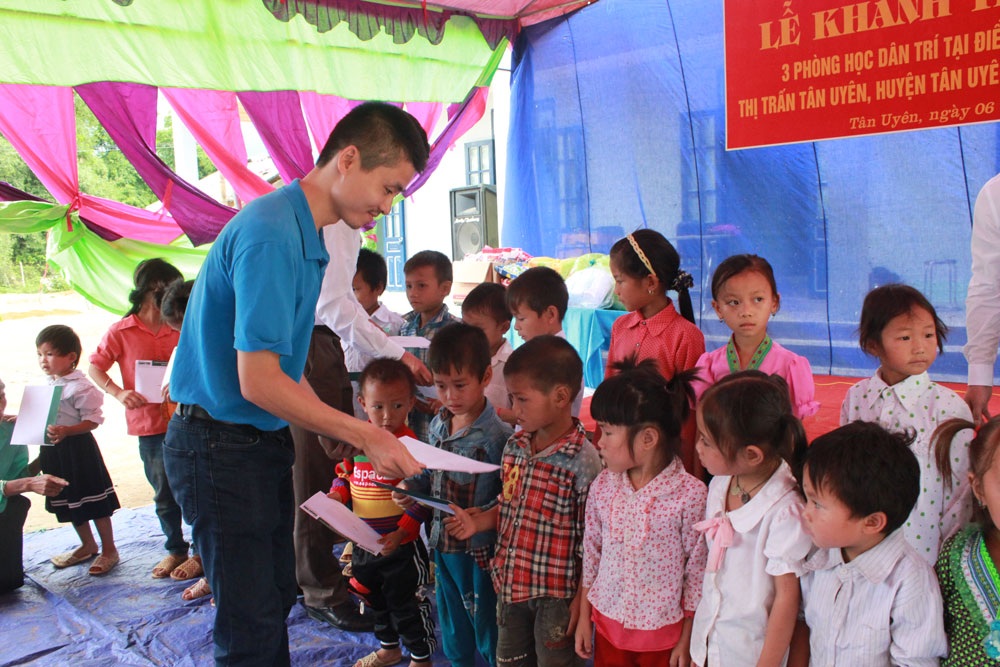 Khánh thành công trình 3 phòng học mang tên Dân trí tại Nà Cóc, Lai Châu