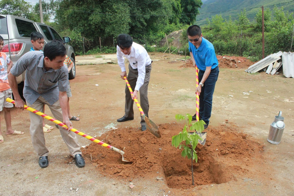 Các đại biểu trồng cây lưu niệm tại điểm trường Nà Cóc nhân dịp khánh thành 3 phòng học mới