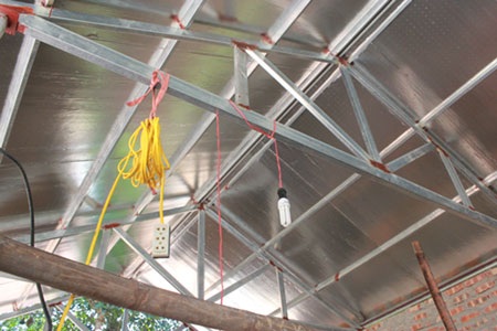 Lời hứa xây nhà cho anh Ngô Trung Sổng bị lãng quên - 4 Nhà lợp mái tôn không có chống nóng