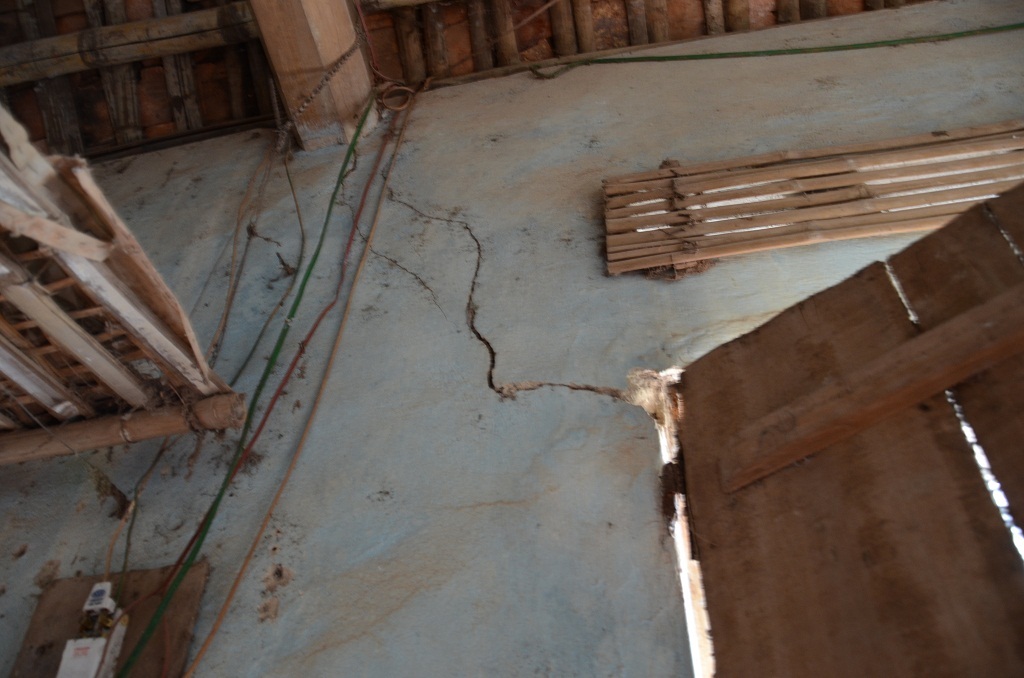 Hiện 3 mẹ con sống trong căn nhà đã xập xệ cũ nát, có thể sập bất cứ lúc nào