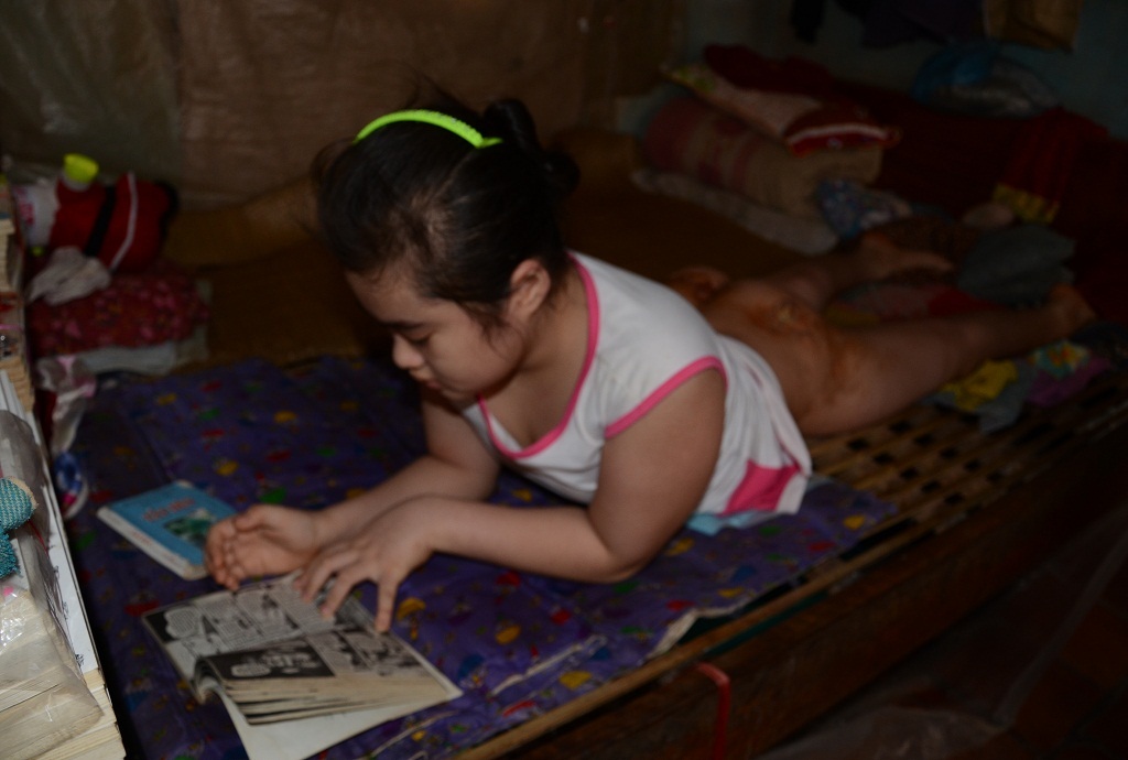 Dù phài nằm một chỗ, nhưng Hồng Hoa rất ham học và thích đọc sách