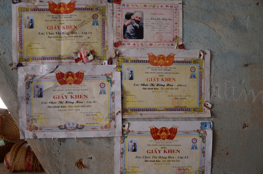 Trên tường treo đầy những thành tích học tập của em