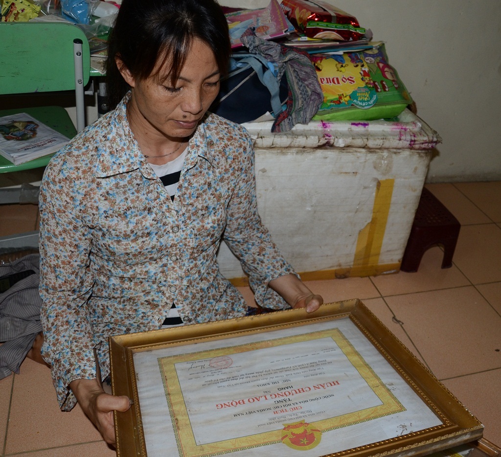 Nhìn con vui tươi nhí nhảnh, chị Khoa lòng như thắt lại