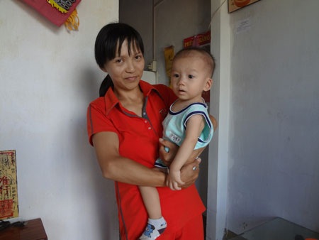 Chị Đinh Thị Như Trang cầu cứu những tấm lòng hảo tâm thương lấy con trai tội nghiệp của chị