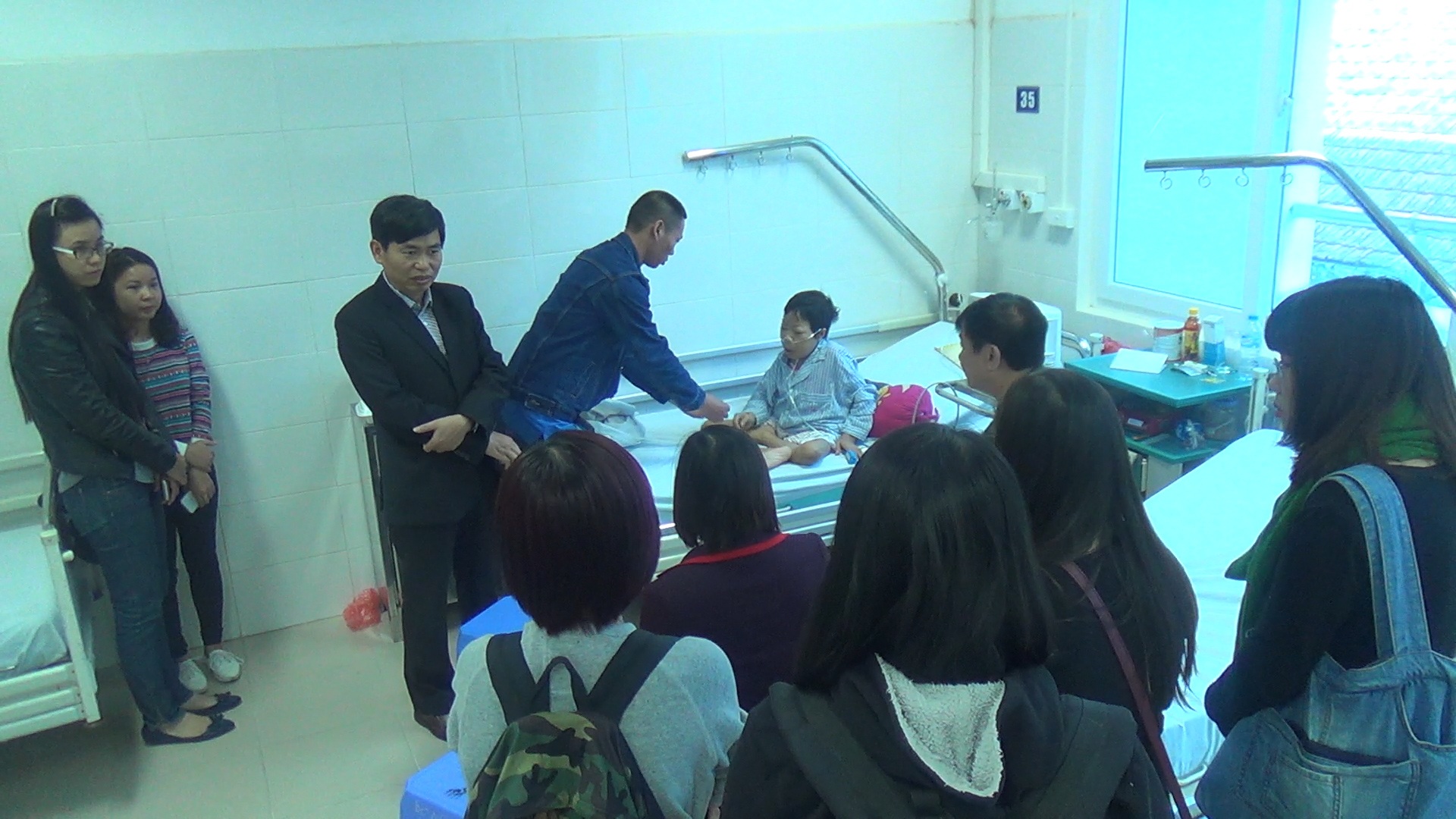 Chồng cô gái suy thận trong đám cưới cổ tích đã qua đời - 1 Nhiều ngày nay, rất nhiều cá nhân, tổ chức vào thăm hỏi, động viên chị Loan