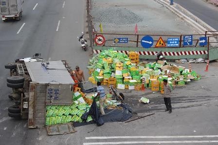 Xe tải chở nước ngọt lật giữa đường, người giúp, kẻ "hôi của" - 1 Hiện trường xe tải chợ nước ngọt lật trước KDL Suối Tiên.