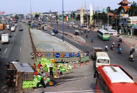 Xe tải chở nước ngọt lật giữa đường, người giúp, kẻ "hôi của" - 2 Hiện trường xe tải chợ nước ngọt lật trước KDL Suối Tiên.