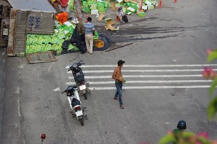 Xe tải chở nước ngọt lật giữa đường, người giúp, kẻ "hôi của" - 4 ...thì có một số thanh niên đã dừng xe...hôi của