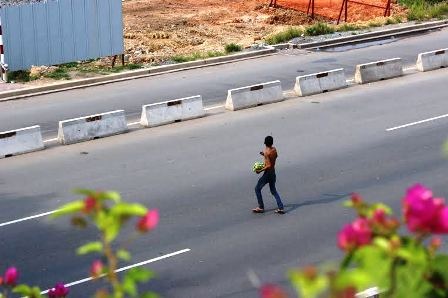 Xe tải chở nước ngọt lật giữa đường, người giúp, kẻ "hôi của" - 5 ...thì có một số thanh niên đã dừng xe...hôi của