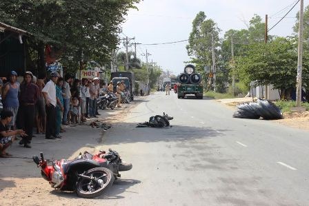 Cuộn sắt rơi xuống đường, 3 người trọng thương - 1 Hiện trường vụ TNGT cuộn sắt văng xuống đường làm 3 người trọng thương.