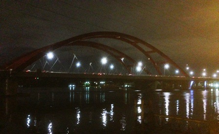 Hiện trường nơi đối tượng liên quan đến ma túy nhảy xuống sông mất tích.