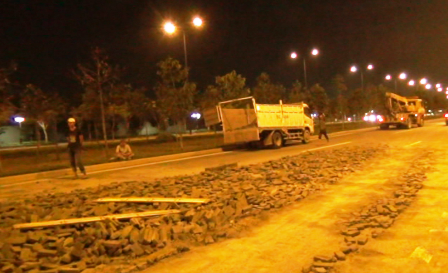 Xe tải văng bánh, gạch tung tóe trên đại lộ - 1 Hiện trường chiếc xe tải văng bánh lật nhào trên đại lộ Mai Chí Thọ.