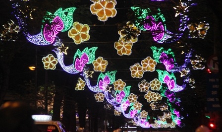 Tuyến đường Đồng Khởi rực rỡ đèn hoa...