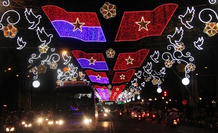 Ánh sáng đèn Led được trang trí cờ đỏ sao vàng, đàn chim bồ cầu trên đại lộ Lê Duẩn