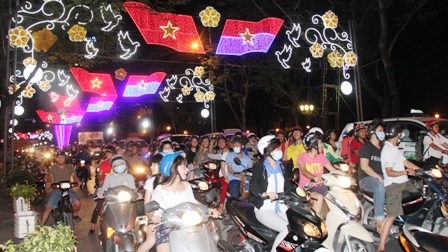 Đường phố Sài Gòn đông đúc người dân đi ngắm đèn hoa mừng năm mới.