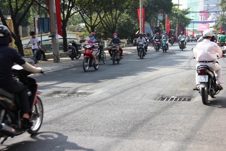 Hàng loạt hố sâu xuất hiện giữa đường sau khi được trải nhựa.