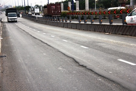 Cầu vượt thép cửa ngõ Sài Gòn hư hỏng nặng