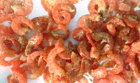 Số tôm khô bà Cường và một số người nội trợ mua của phụ nữ đẩy xe bán dạo.