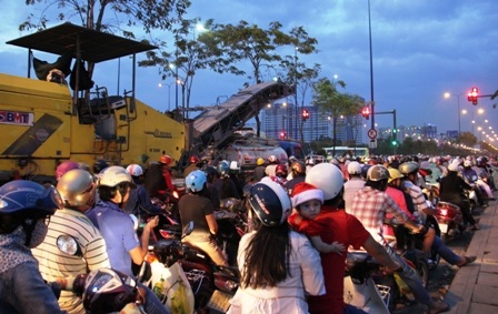 Khu vực này đang sửa chữa mặt đường và rào chắn thi công đường dẫn cao tốc khiến đường bị thu hẹp.