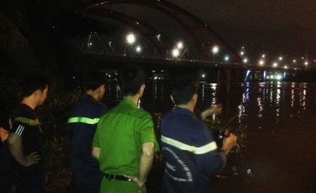 Lực lượng cảnh sát cứu hộ- cứu nạn đang triển khai công tác lặn tìm người thanh niên.