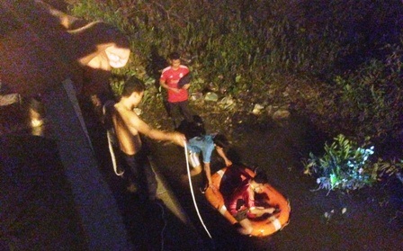 Lực lượng cảnh sát cứu hộ- cứu nạn đang triển khai công tác lặn tìm người thanh niên.