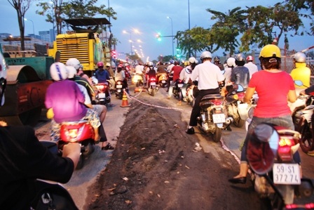 Khu vực này đang sửa chữa mặt đường và rào chắn thi công đường dẫn cao tốc khiến đường bị thu hẹp.