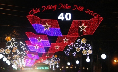 Các tuyến đường ở trung tâm thành phố đêm về lung linh trong ánh đèn rực rỡ...