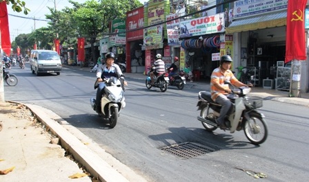 Nhiều xe đang đổ dốc bất ngờ phát hiện hố giữa đường vội né tránh hoặc lao xuống té ngã.