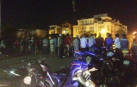  Rất đông người dân theo dõi vụ việc.