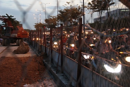 Khu vực này đang sửa chữa mặt đường và rào chắn thi công đường dẫn cao tốc khiến đường bị thu hẹp.